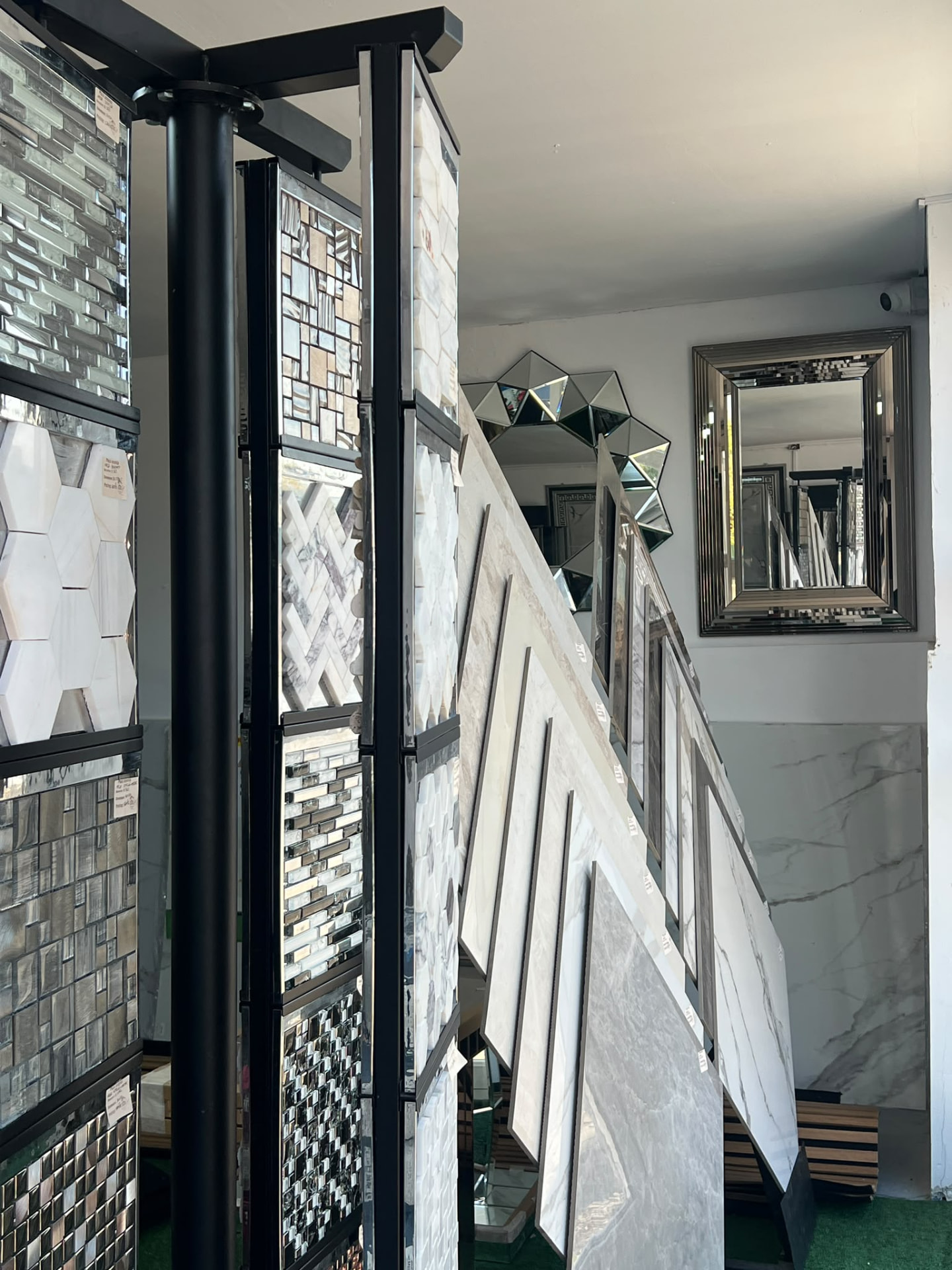 Showroom mozaic, gresie porțelanată și oglinzi decorative în Râmnicu Sărat, Buzău