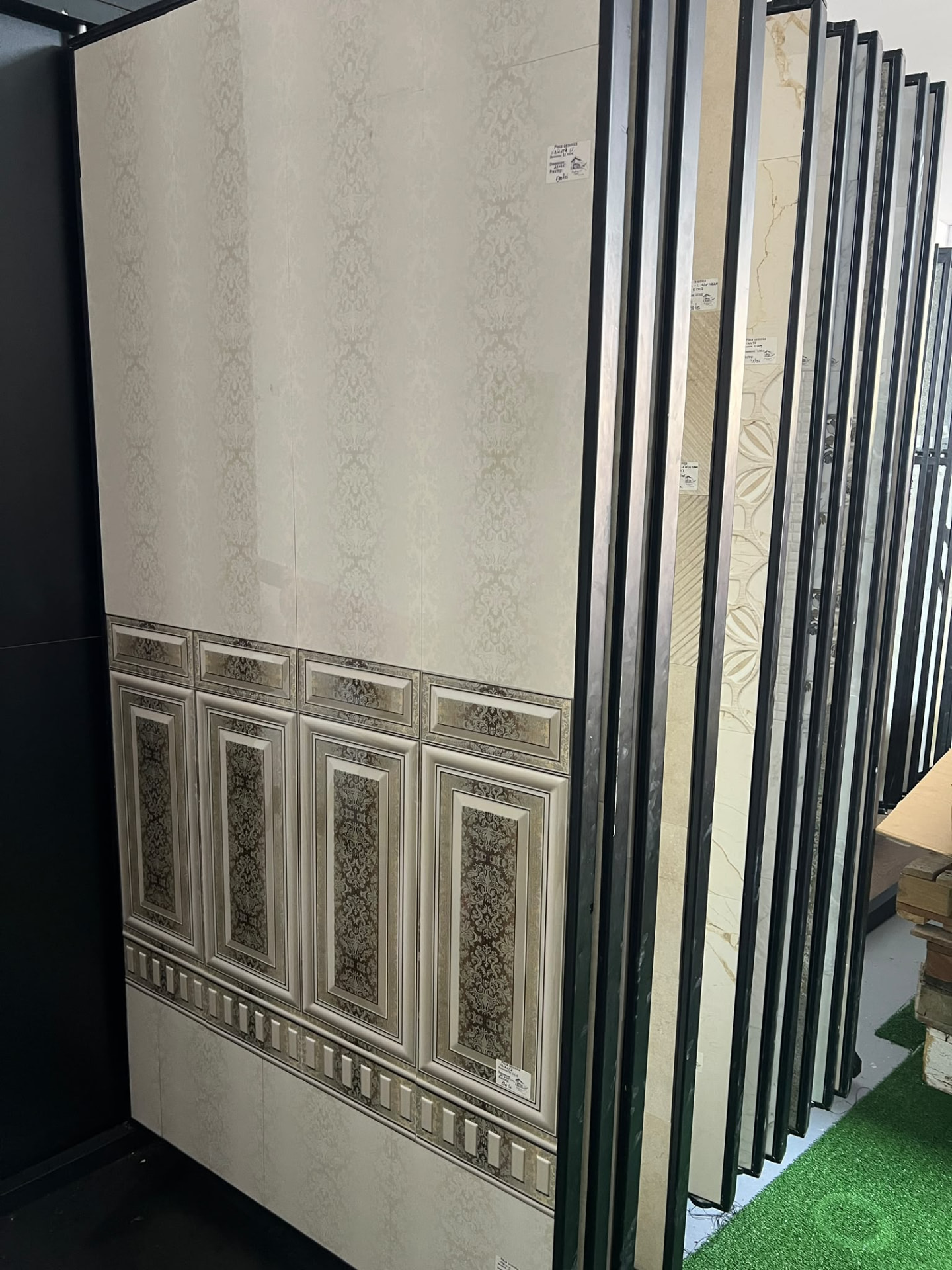 Expunere gresie și faianță pentru baie în showroom-ul din Râmnicu Sărat, județul Buzău