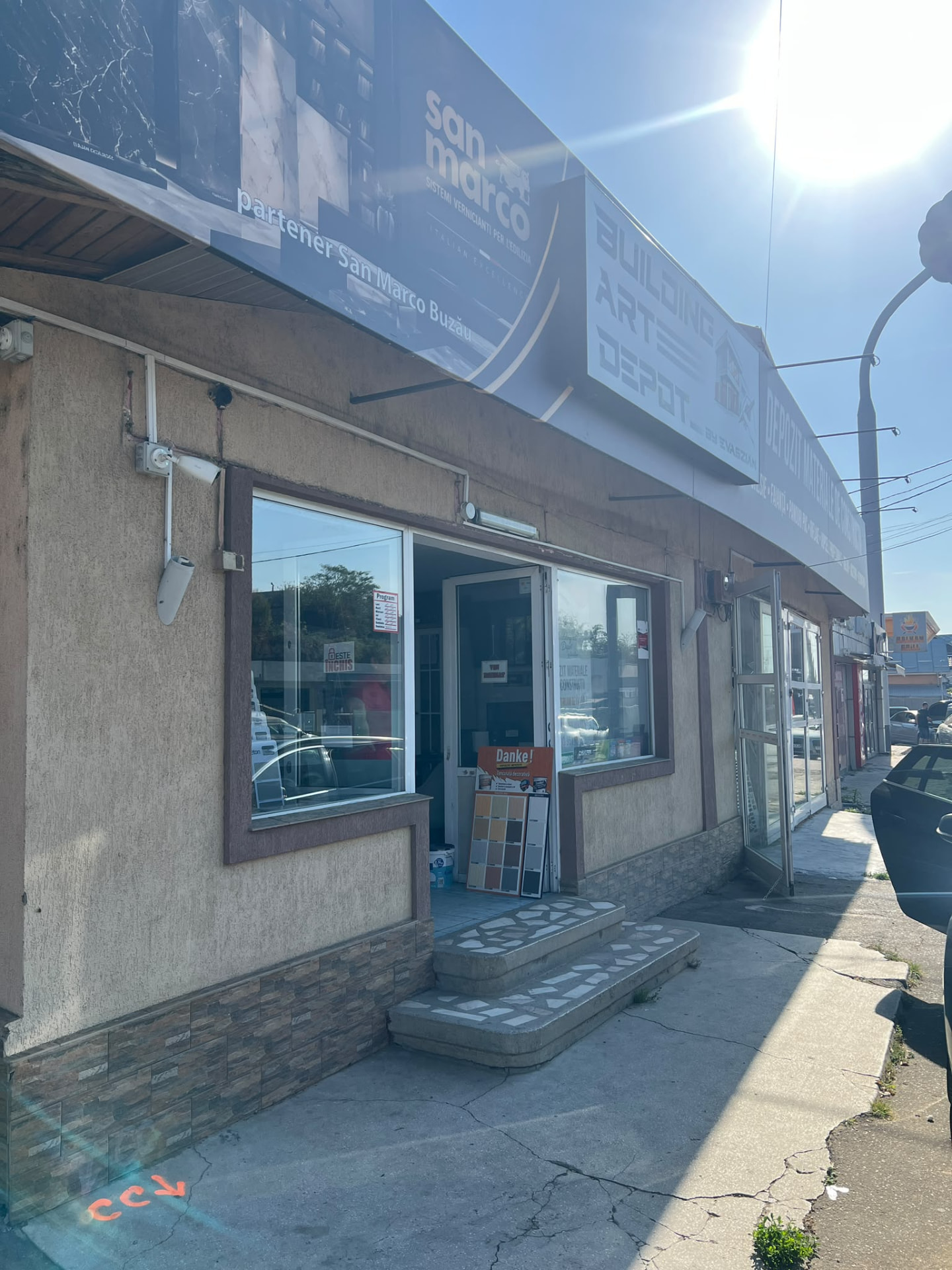 Fațada magazinului de materiale de construcții Building Art Depot din Râmnicu Sărat