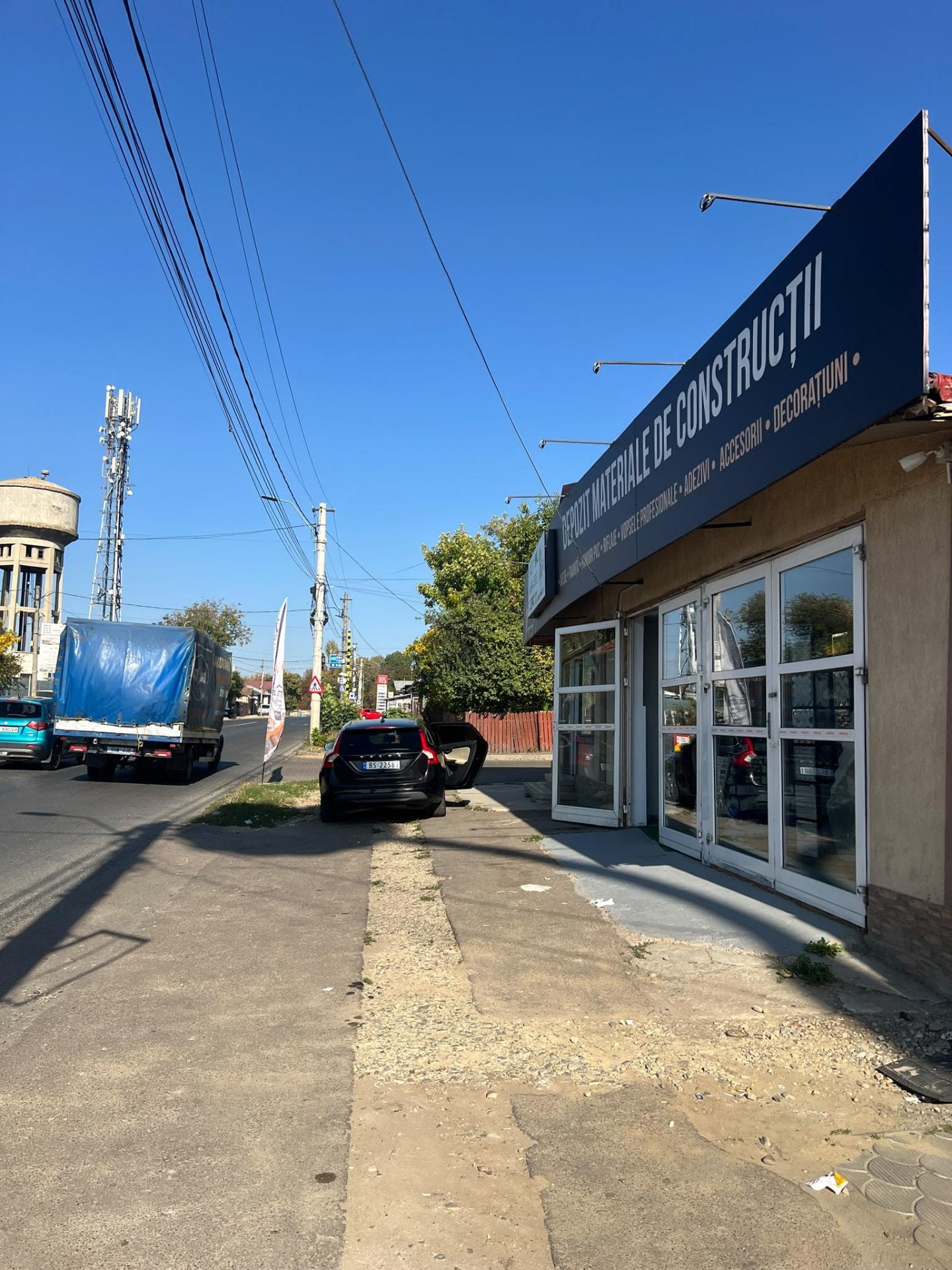 Depozit de materiale de construcții pe Str. Focșani, Râmnicu Sărat, cu parcare