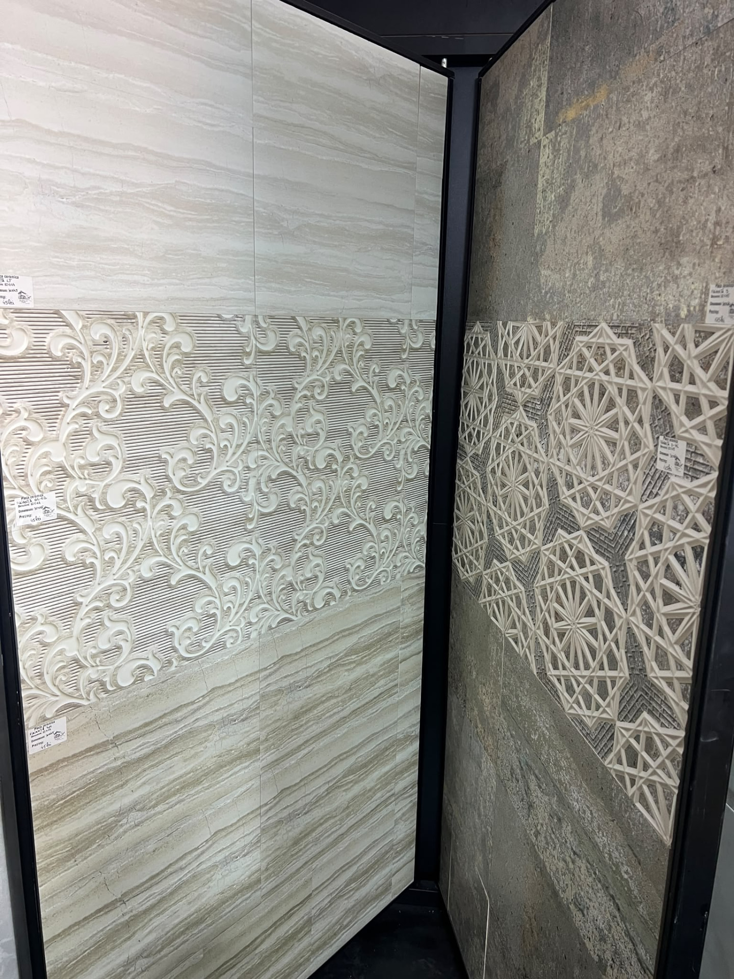 Faianță ceramică decorativă în relief expusă în showroom Building Art Depot